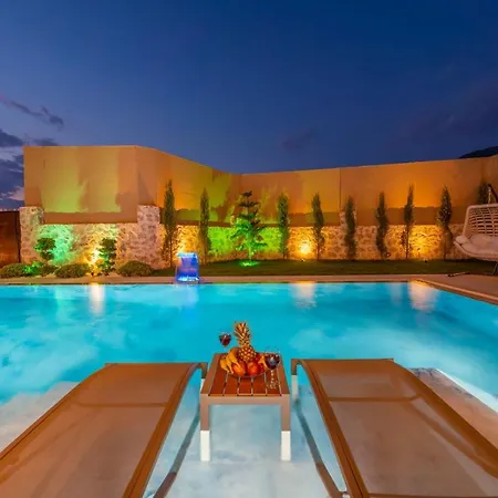 Luxury 4-bed With Private Pool And Jacuzzi Villa *