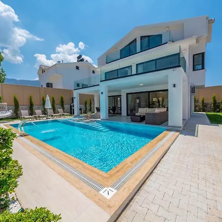 Luxury 4-bed With Private Pool And Jacuzzi *